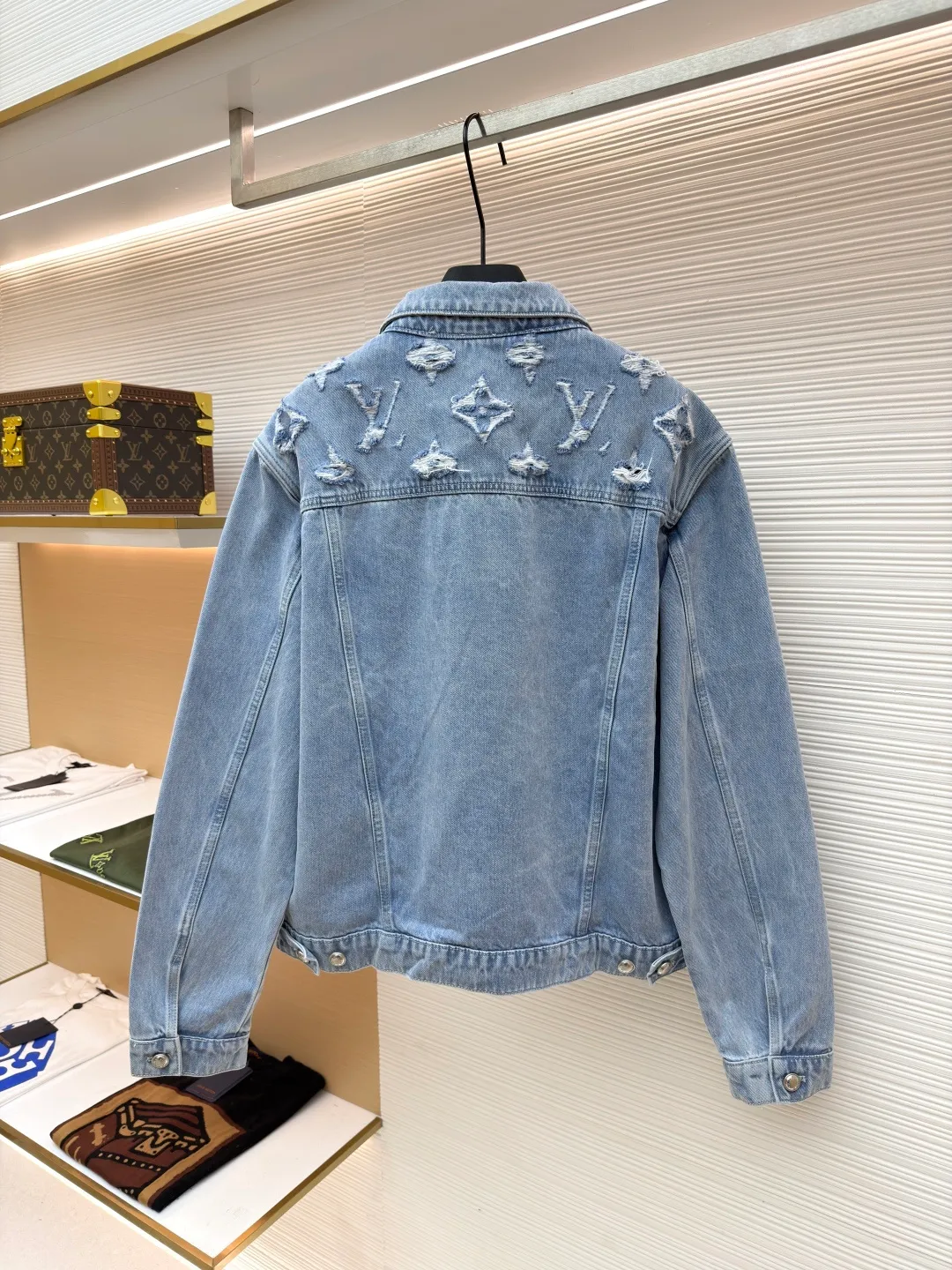 LOUIS VUITTON washed ripped denim jacket ●Authentic product: Purchased and developed for 25600 ●Item number: 1680604-B85 ●Material: pure cotton exclusive denim material ●Technology: laser burning ●Version: fitted version ●Weight: about 1070 grams ●Size: 48-59-52-54 ●Description: This destroyed detail is really cool. This washed denim truck elevates a classic silhouette with contrasting Monogram detailing front and rear, crafted with an edgy tear effect. This mid-season piece is effortlessly layered and can be worn with matching accessories for an on-trend look.